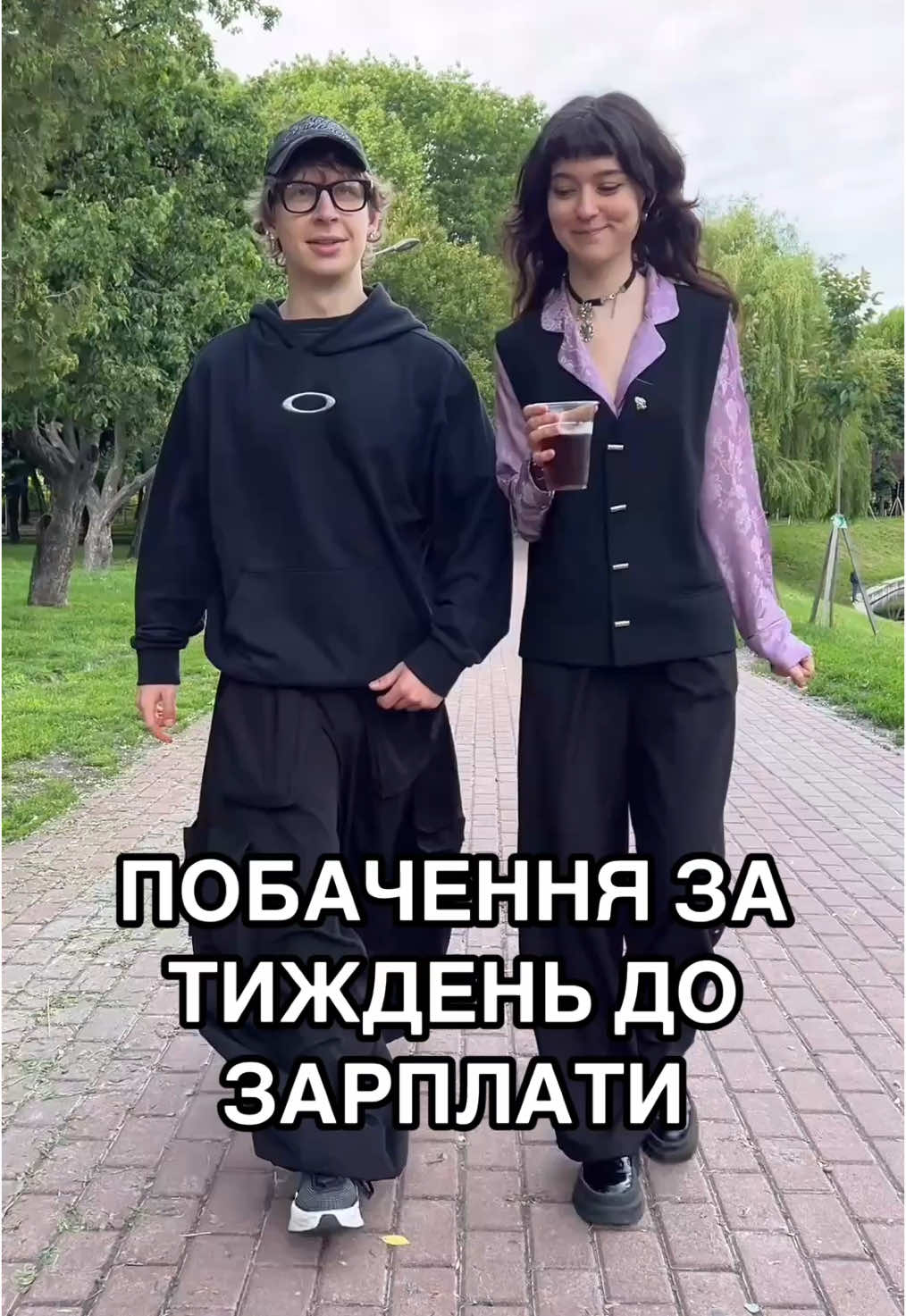 A post by @lesfleuresss on TikTok caption: Кожна дівчина була на подібному побаченні, це важко, проте набагато легше з @flint.tm.ua та новими  Flint Craft Chips зі смаком Сьомга-сир та Барбекю 🤤