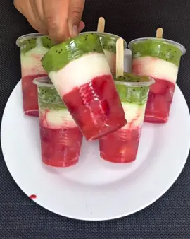 A post by @recetasdeadela on TikTok caption: Delicioso helado tricolor 🤤