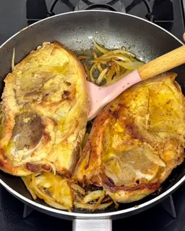 A post by @recetasdeadela on TikTok caption: Chuleta encebollado fácil de preparar 