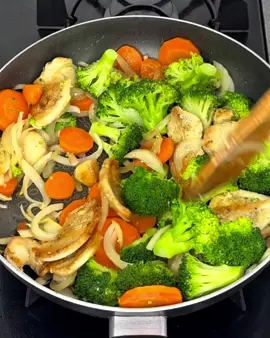 A post by @recetasdeadela on TikTok caption: Brócoli con pollo, receta fácil y sencillo