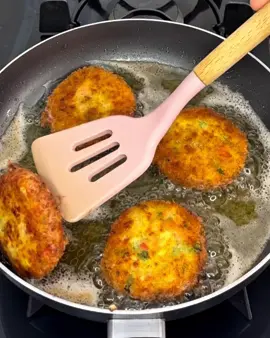 A post by @recetasdeadela on TikTok caption: Tortitas, deliciosos, crocante y sabroso.