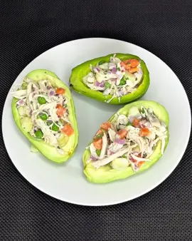 A post by @recetasdeadela on TikTok caption: Palta rellena fácil de preparar.