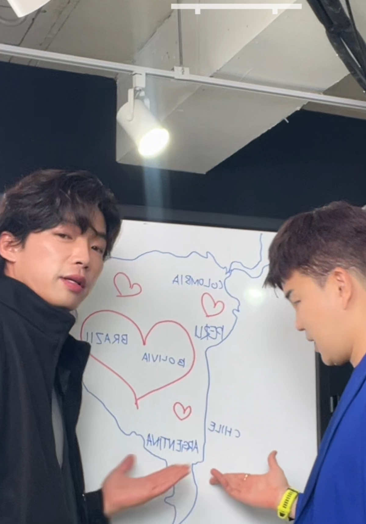 A post by @shinsama422 on TikTok caption: @개그맨김승진 🫰😏  B급청문회 🎶