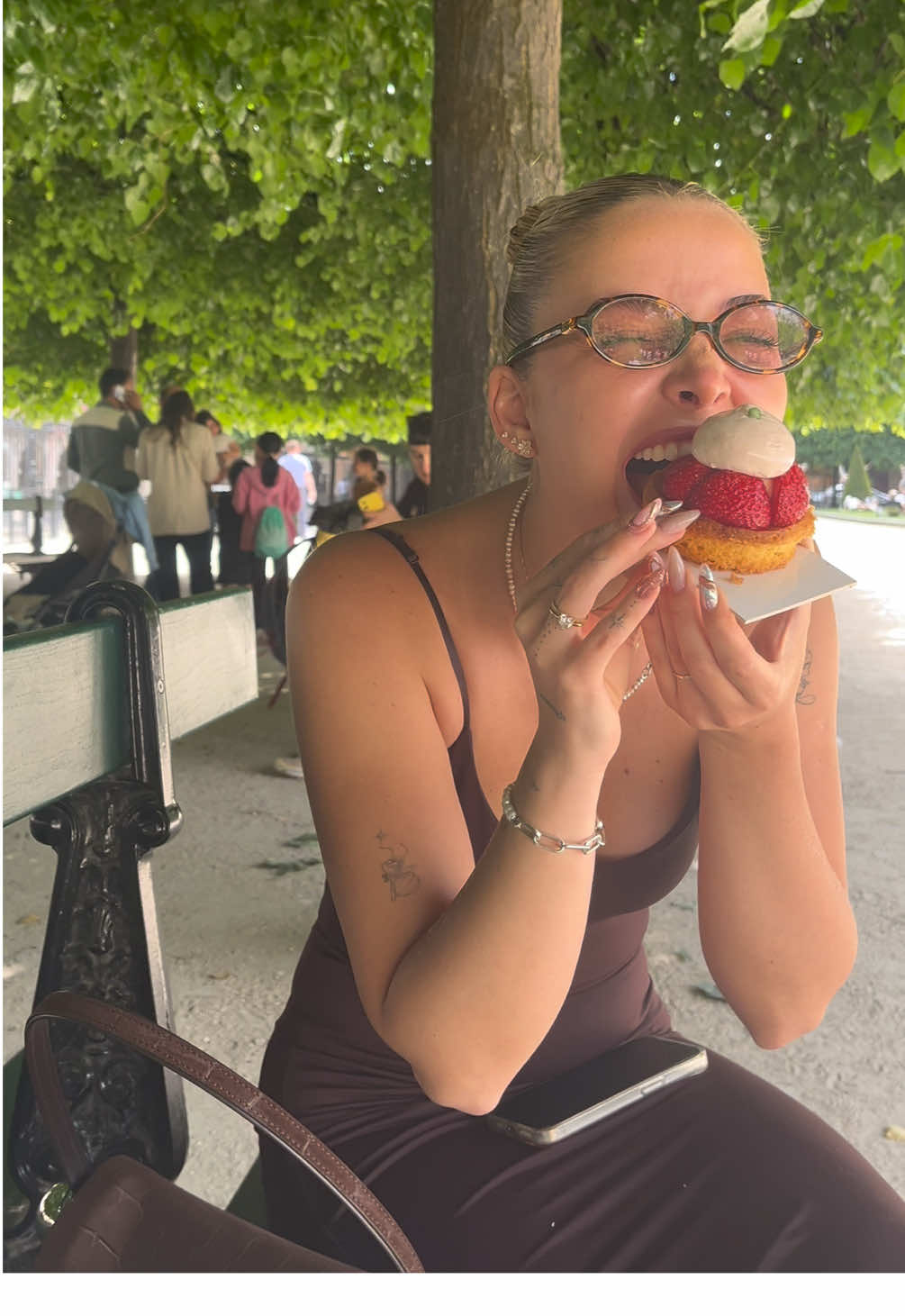 A post by @skibanoemi on TikTok caption: tészt teszt😂❤️ INSTA: skibanoemii #travel #bestie #tastetest #paris #fyp 