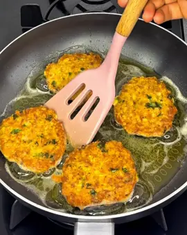 A post by @recetasdeadela on TikTok caption: Tortitas de atún.