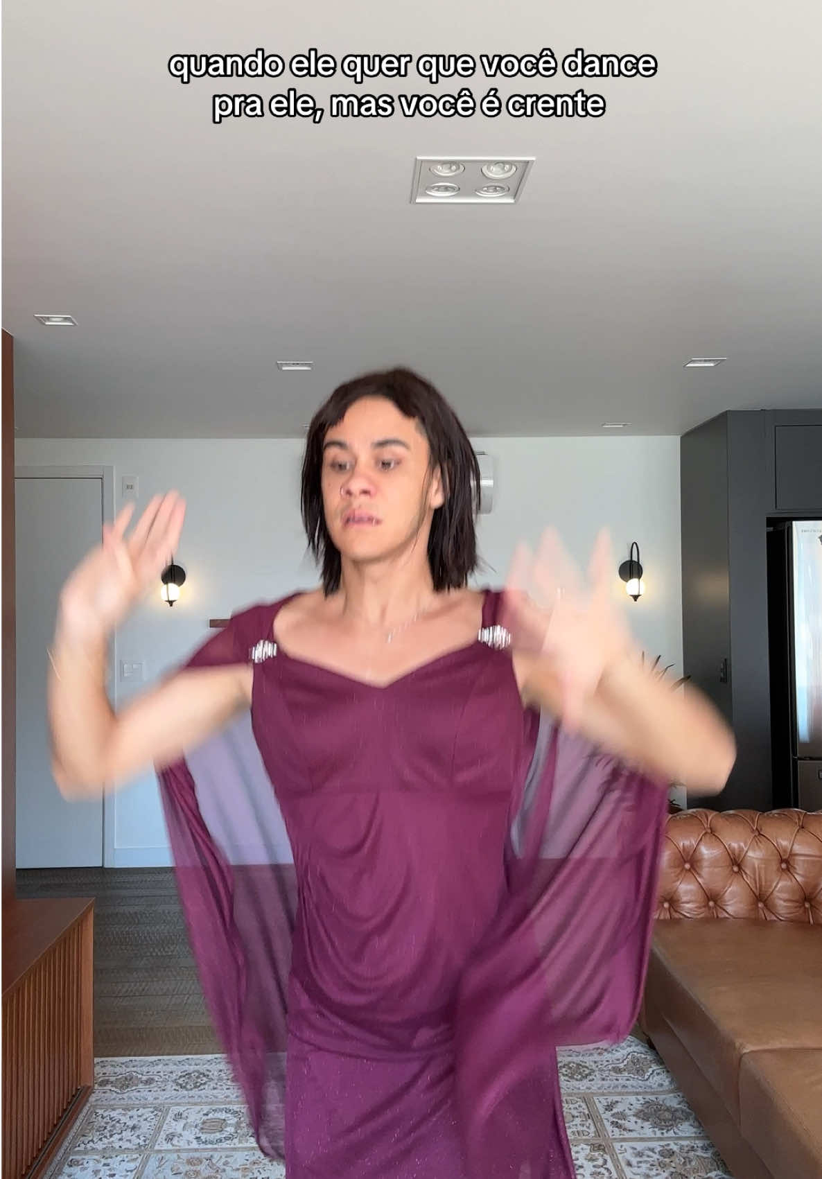 A post by @leuriscleia on TikTok caption: será que ele gostou?  #humor #musicanova #musicabrasileira #TiktokMeFezOuvir #NaoVaiCasar 