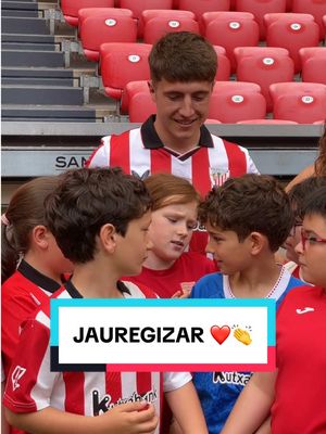 A post by @athleticclub on TikTok caption: 🫂 Tipazo dentro y fuera del campo, Jaure ❤️  #Jauregizar2031 #athletic #athleticclub #Jauregizar #athleticzales #sanmames #tiktokfootballacademy 