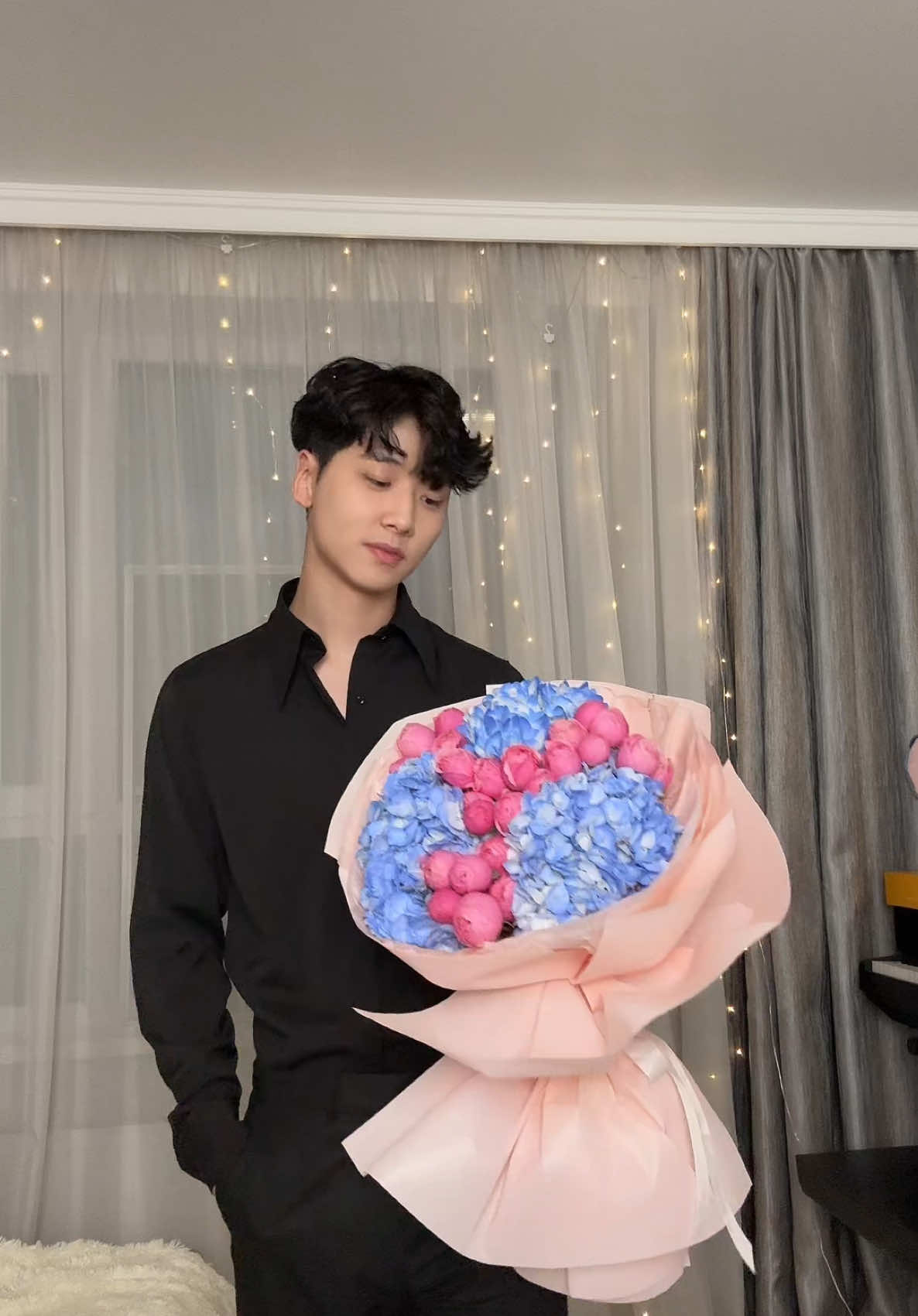 A post by @raidess on TikTok caption: кому цветочки ? 