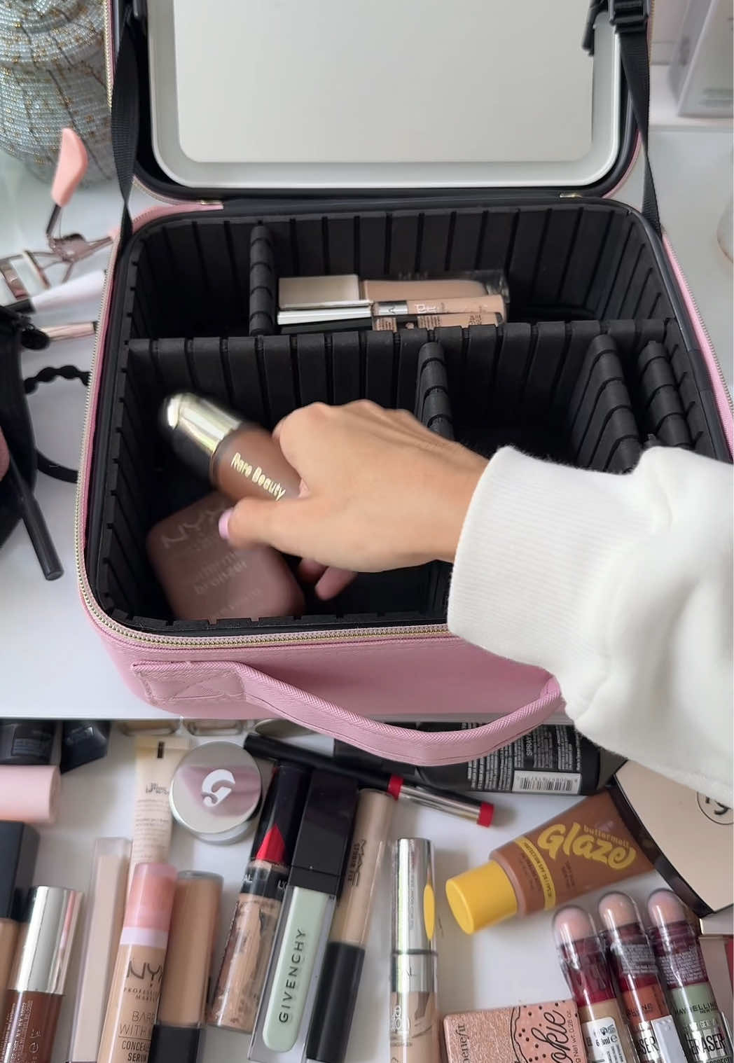 A post by @mariaacastaneda on TikTok caption: Al ratito les subo el vlog de de ayerr 🤍🤍