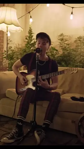 A post by @renmakesmusic on TikTok caption: its only right 🤷‍♂️ #renmakesmusic #uksinger #englishmaninnewyork #acousticcover #livesession #thebigpush