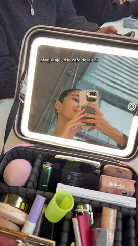 A post by @mariaacastaneda on TikTok caption: Grwm en la cafe 😖  #makeup #grwm #noche #uni #mariacastañeda #undiaconmigo #cafeteria #maquillaje 