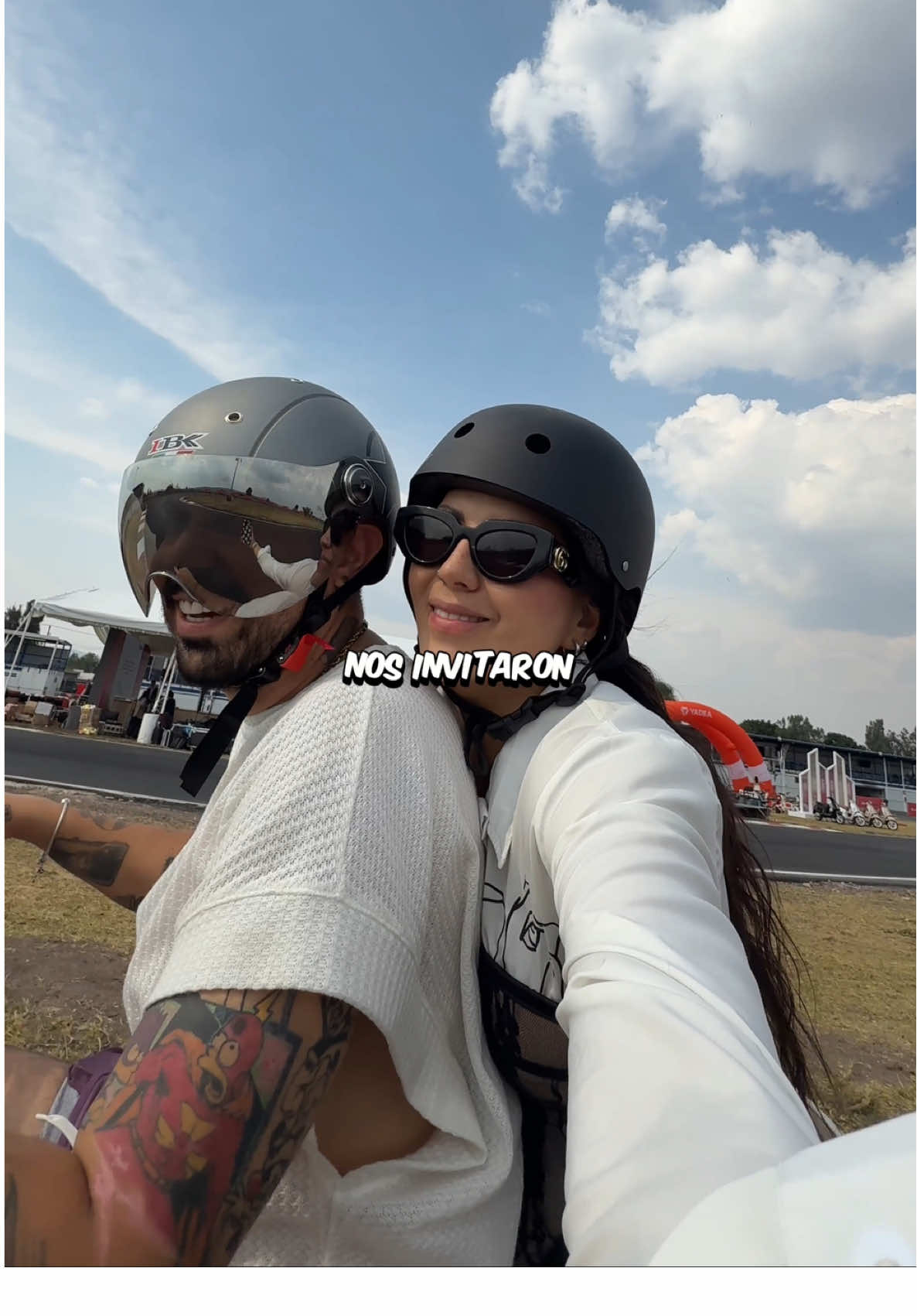 A post by @soybanaz on TikTok caption: Carreras en moto vs. @Cellegrini 🤯 Nos invitaron al evento de @yadea mx oficial donde pudimos conocer y probar todas sus motos como la A7 que es una trimoto eléctrica 😮‍💨👌 Yadea es la marca no. 1 a nivel mundial en vehículos eléctricos e incluso presentaron su moto autónoma que es la X1 y si… se mueve sola 🤯🤯🤯 Si quieres saber más de ellos visita YADEA.MX 🫡