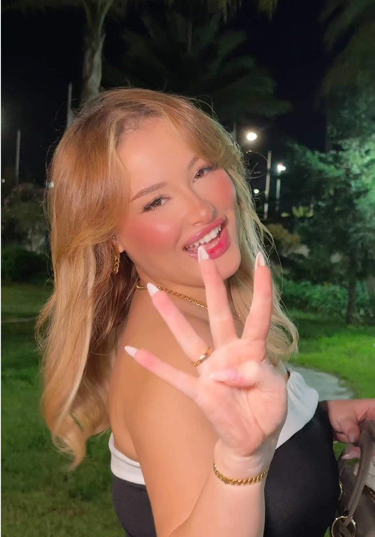 A post by @nada.benkirat on TikTok caption: أنا وحدي فيا ربعة 🤣🖤 #nadabenkirat 