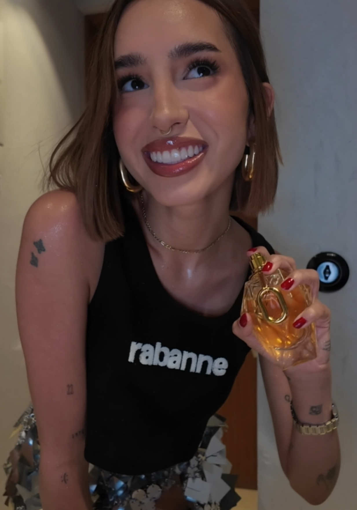 A post by @domelipa on TikTok caption: @rabanne 🖤💛 #milliongoldforher #milliongoldenresidency #rabanneparfums  