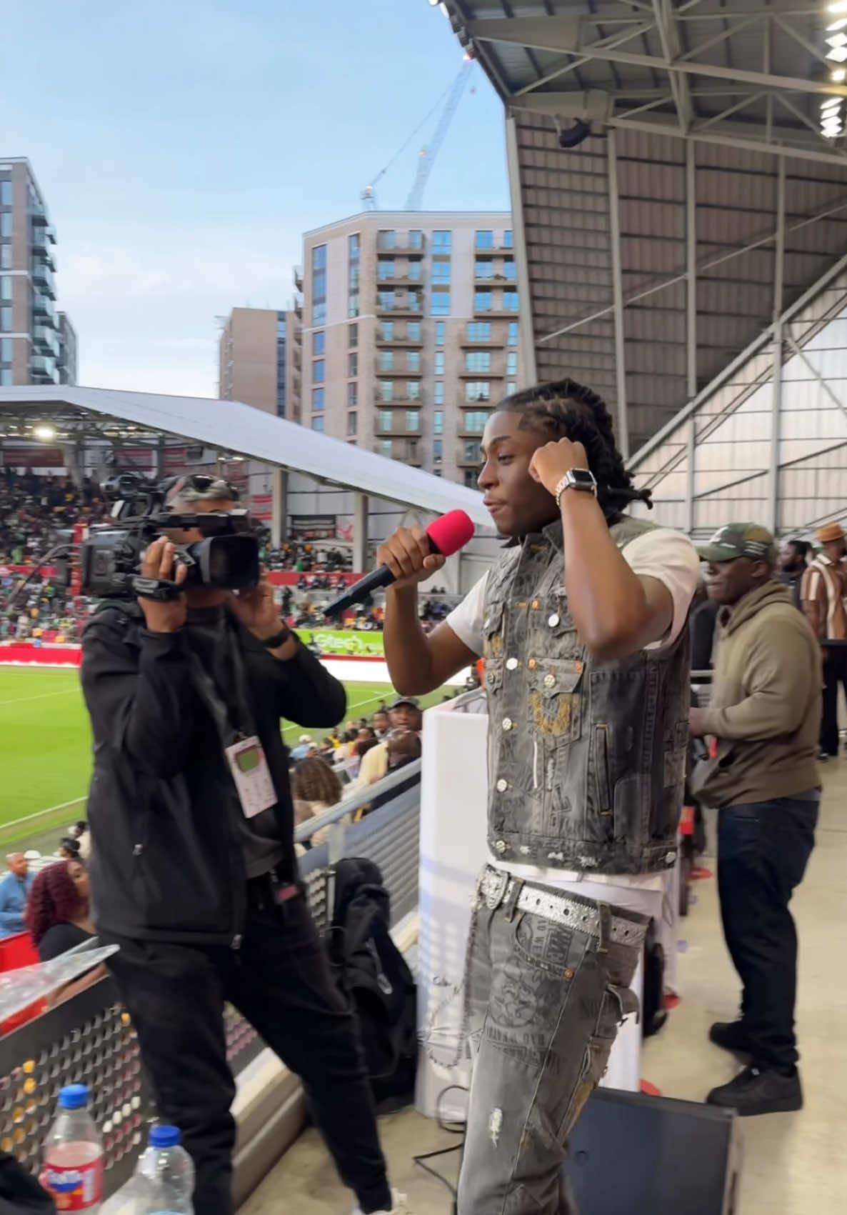 A post by @incogwhydee on TikTok caption: INFRONT OF 13 THAASAND PEOPLE!🤯 #fyp #whydee 