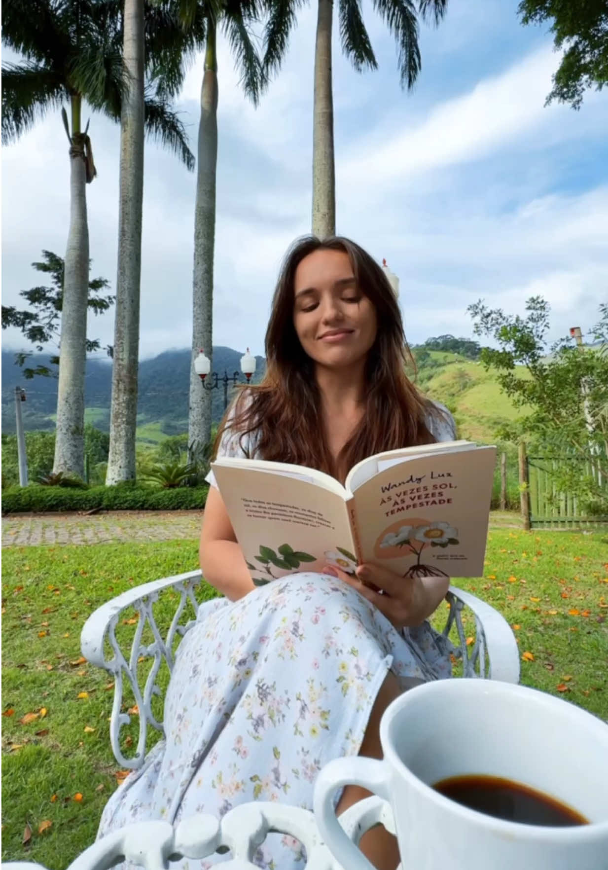 A post by @rkalimann on TikTok caption: Você se identifica com a fase de “se escolher” ou sente que precisa se priorizar?  Na pausa do almoço no set lendo  📖 “As vezes sol, as vezes tempestade.”