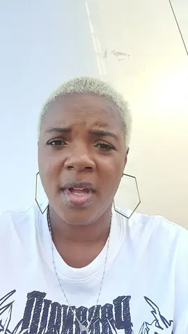 A post by @dolpezlitalienne1234 on TikTok caption: #gospel #titokcameroun🇨🇲🇨🇲🇨🇲 #respect #comediajlynsky #camerfood #humor 
