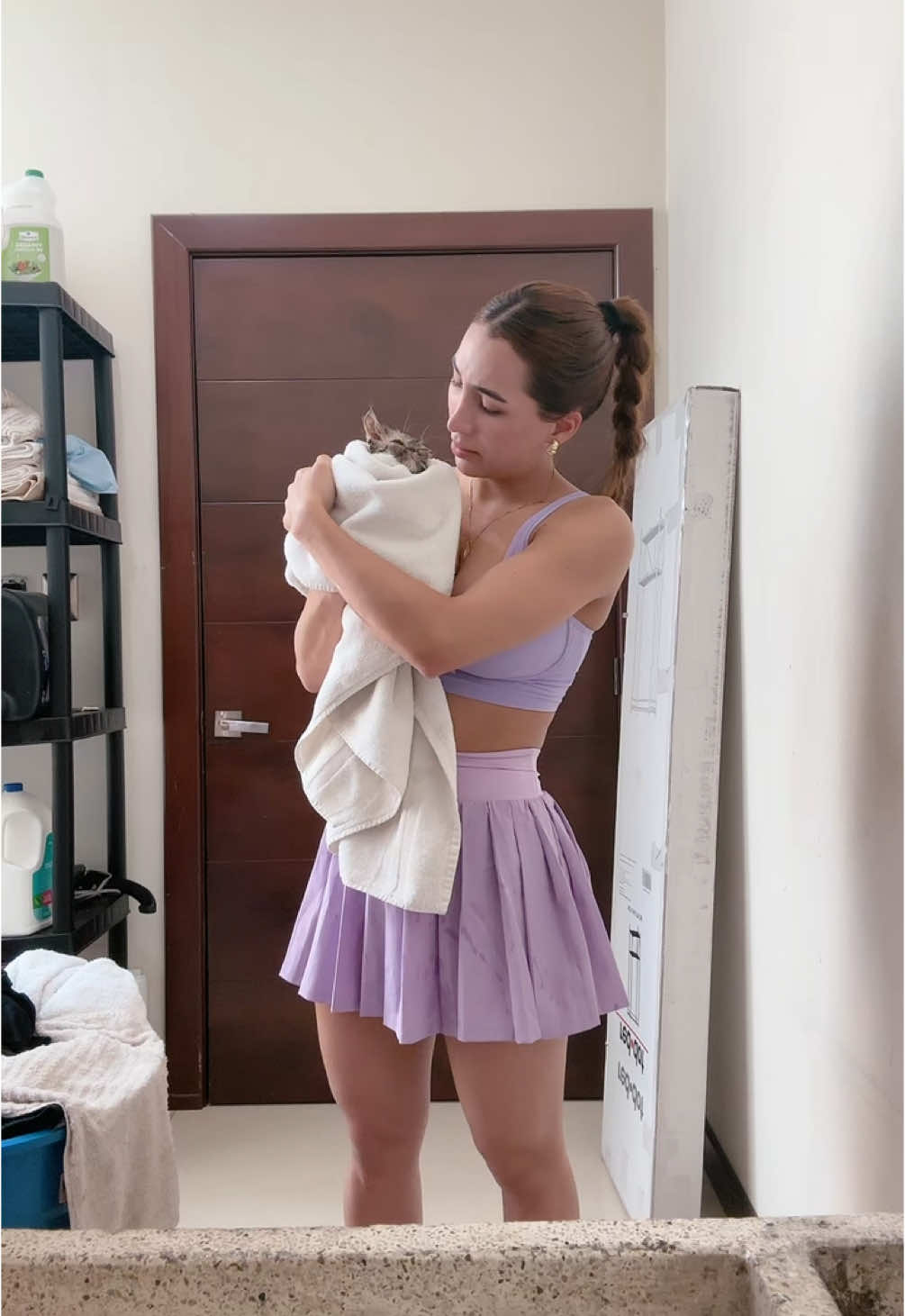 A post by @anahirioscc on TikTok caption: soy la peor mamá, de verdad prometo aprender a bañarla🥹 es que la amo mucho y me da miedo que le pase algo 🥹 o que le duela o algo 