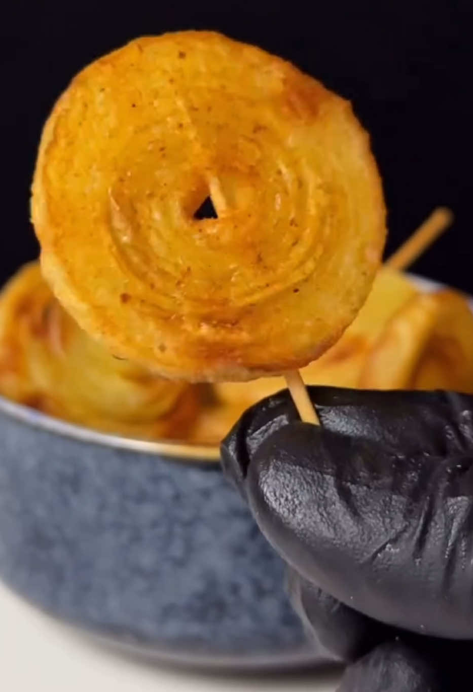 A post by @brutacocina on TikTok caption: Provando recetas virales de TikTok , chupetin de papa  #saborestiktok #tiktok #viral #recetas #recetasvirales 
