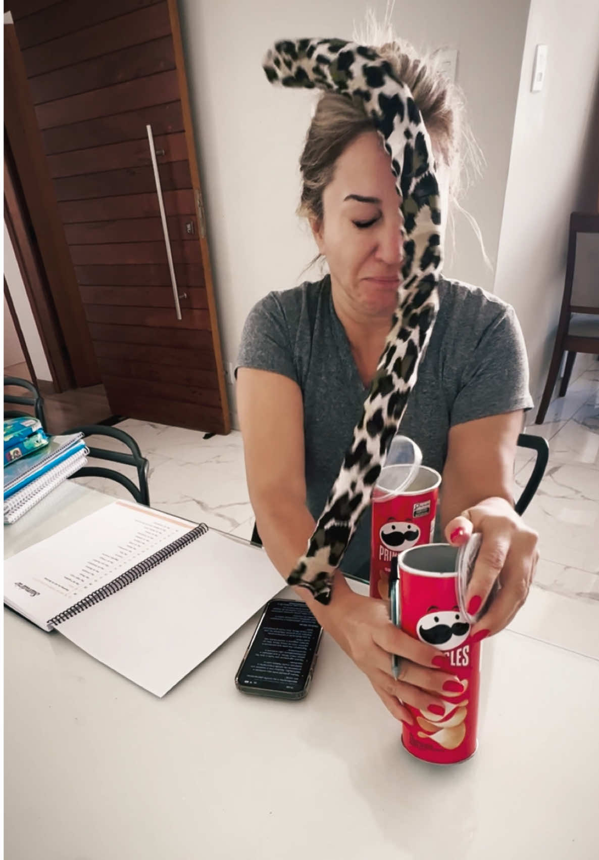 A post by @jaobastos on TikTok caption: Quem se assustou mais? #trolagem #cobra #susto #viral 