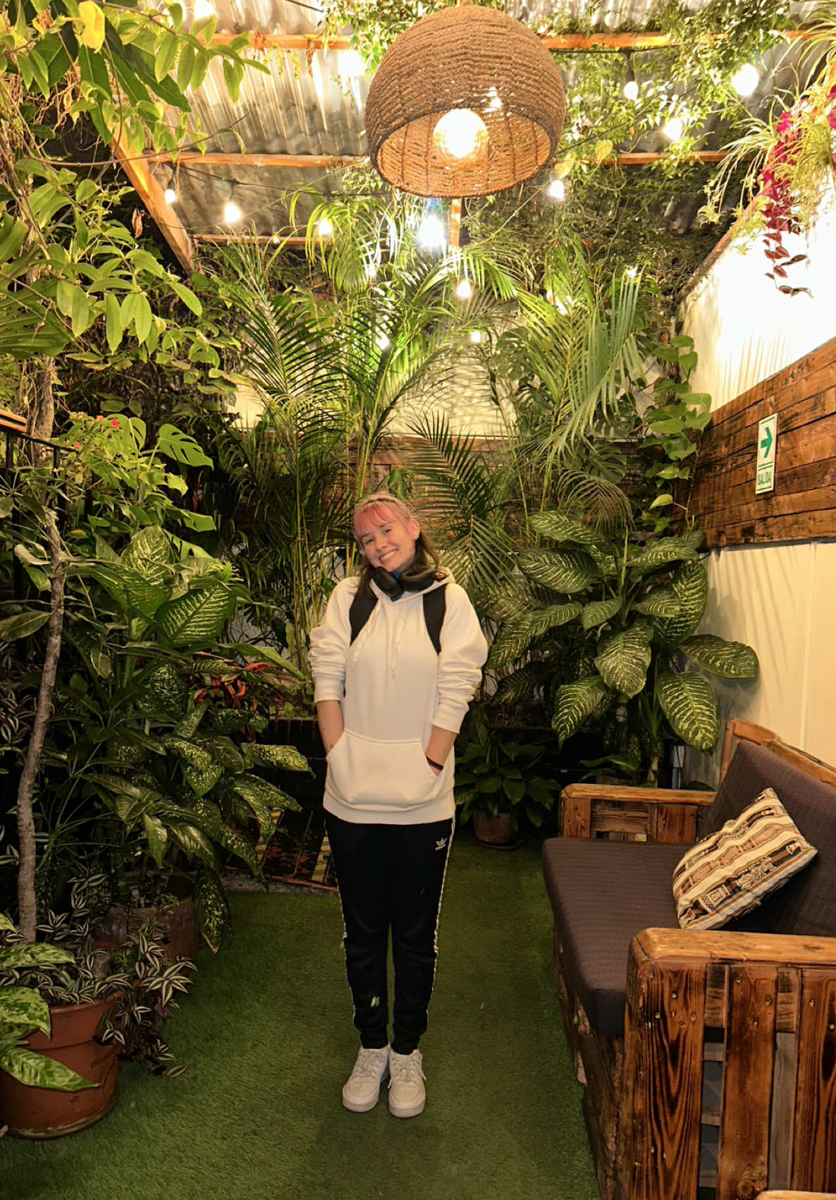 A post by @juliakbarni on TikTok caption: Meus dias e noites num hostel. Um local onde ao mesmo tempo consigo me sentir à vontade hospedada com minhas amigas, tomar um café e relaxar nos espaços coletivos e ao mesmo tempo curtir à noite os vários eventos disponíveis no próprio bar do hostel. Com drinks, karaokê, trivia e muitas atividades de interação com pessoas de todo o lugar do mundo, levarei as amizades que fiz nesse local pra sempre no meh coração 🫶🏻