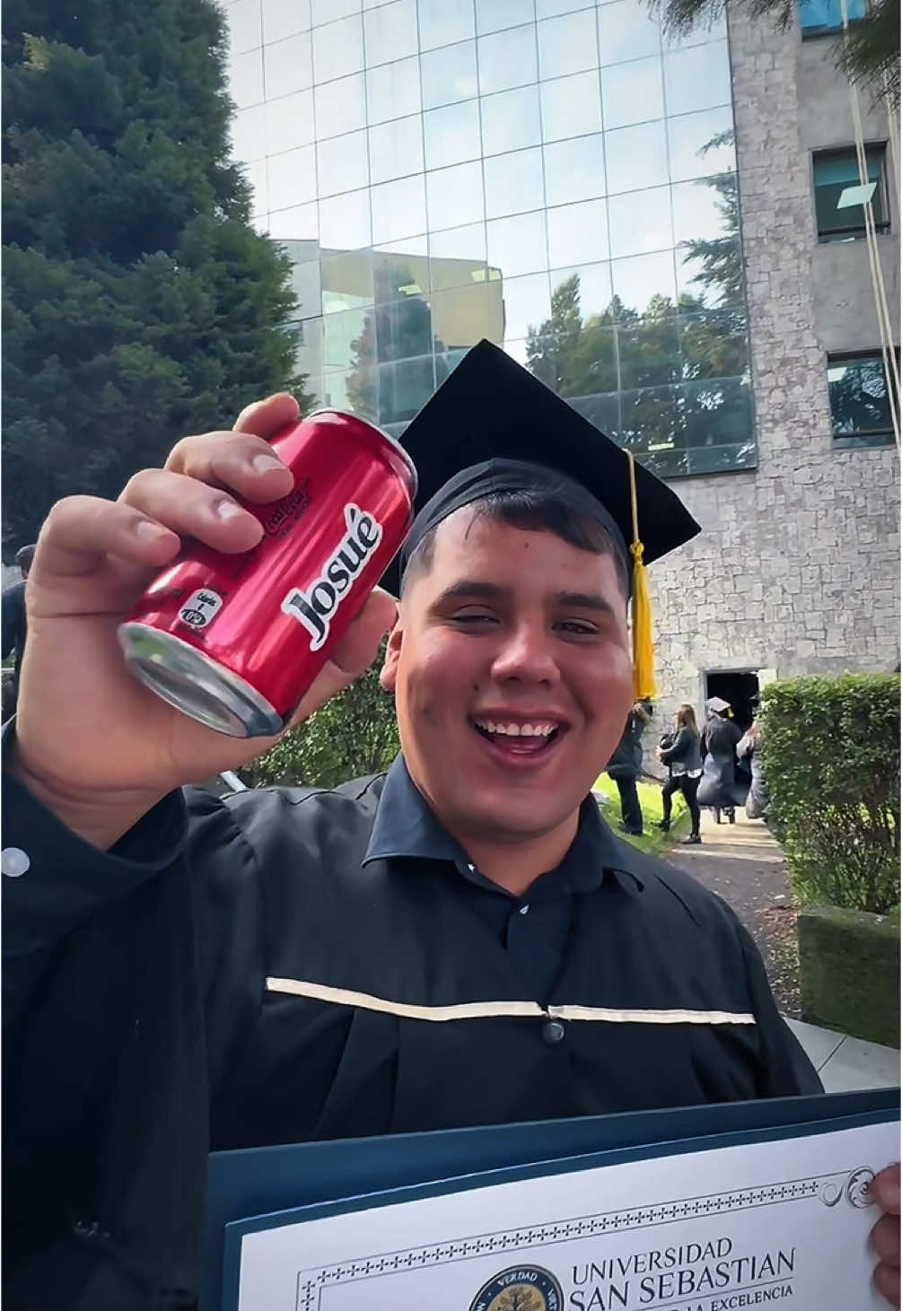 A post by @marceloalcazar on TikTok caption: Yo le conseguí su lata personalizada a mi mejor amigo ❤️ #Ad Si ustedes igual quieren, atentos a las fechas de personalización de latas en las RRSS de Coca-Cola #ComparteUnaCocaCola