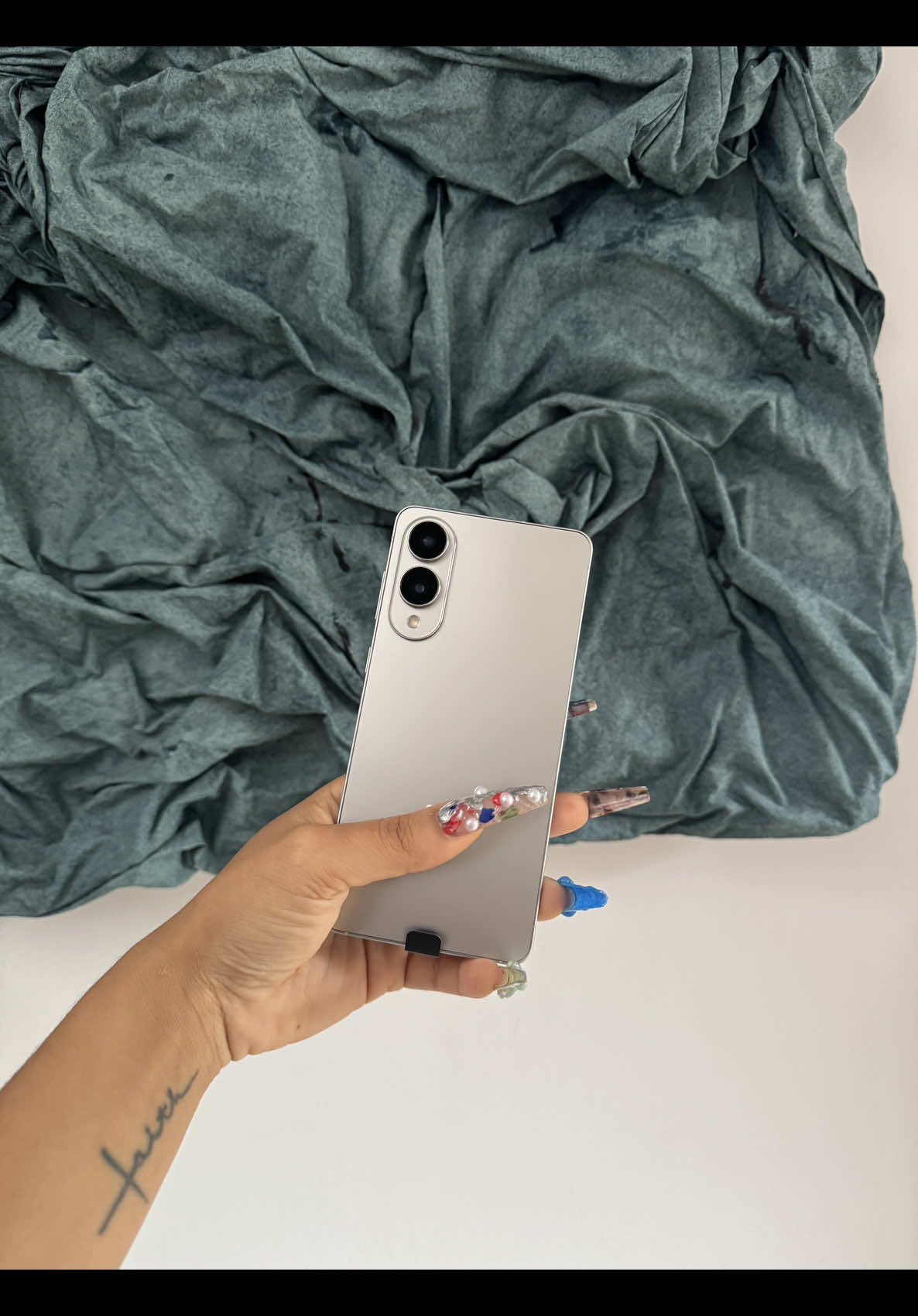 A post by @skylarmarshai on TikTok caption: Somehow pulled a fit, a face, and an on-time arrival (barely) out of a 12-minute spiral thanks to Google Gemini, an AI Assistant on my sleek new #GalaxyS25 Edge @SamsungUS Google Gemini. That was just the prep. The pop-out’s next.  #SamsungPartner #GeminiPartner  