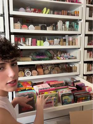 A post by @daus_mendoza on TikTok caption: Packing up my beauty room🥹 #packing #newhome @Bloom Nutrition and #BloomPartner 