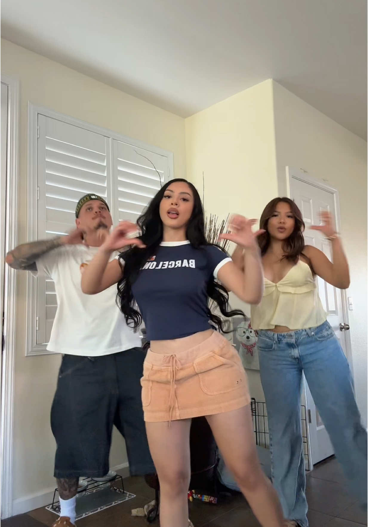 A post by @alondradessyyy on TikTok caption: @ariana @Benny Soliven 