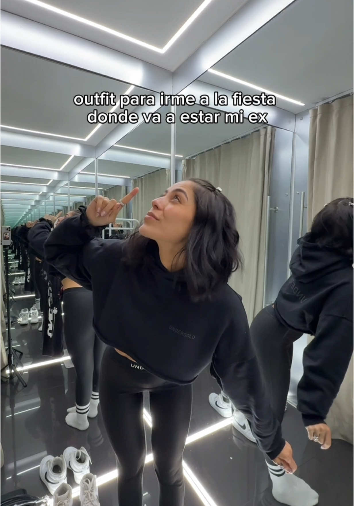 A post by @alebananaa on TikTok caption: 😳 Outfit lindo de @Undergold Design Studio  