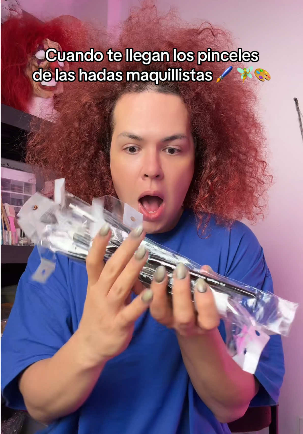 A post by @soyalexreyna on TikTok caption: Gracias #dreambrush 🥰 son mis pinceles favoritos 🖌️ #alexreyna #MakeUpArtist #aquacolor #pinceles 