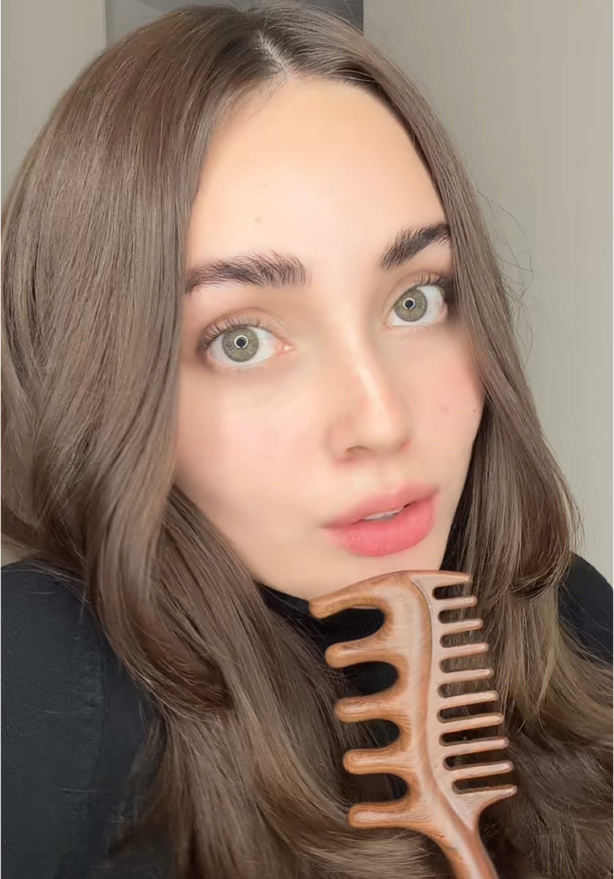 A post by @mariankrawstor on TikTok caption: el cepillo es de gisou 