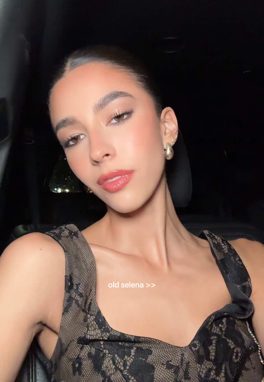 A post by @mariaacastaneda on TikTok caption: Old selena es todo lo que está bien 🖤
