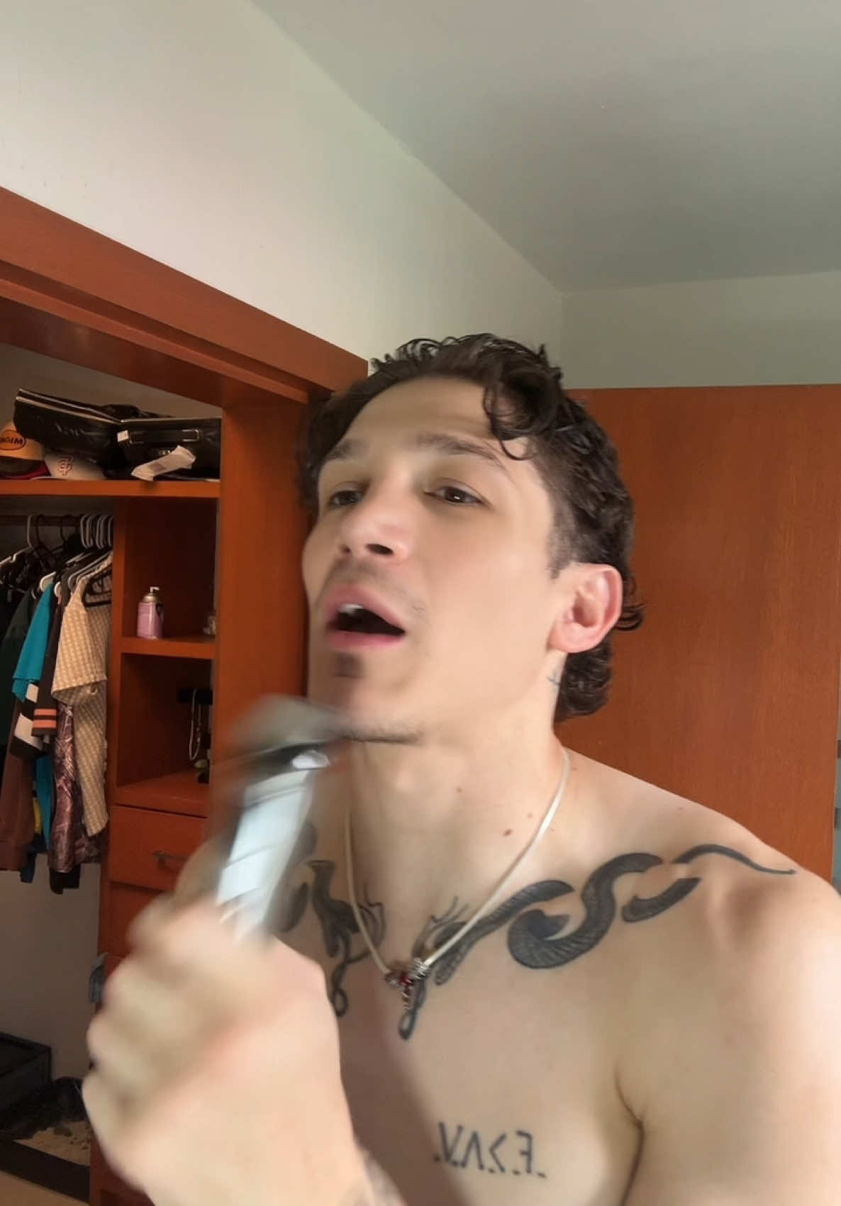 A post by @soyeddieschobert6 on TikTok caption: LA MAYORIA ME DIJO QUE NO PODÍA y DE MI SE BURLARON 😂 #minoxidil #barbafake 