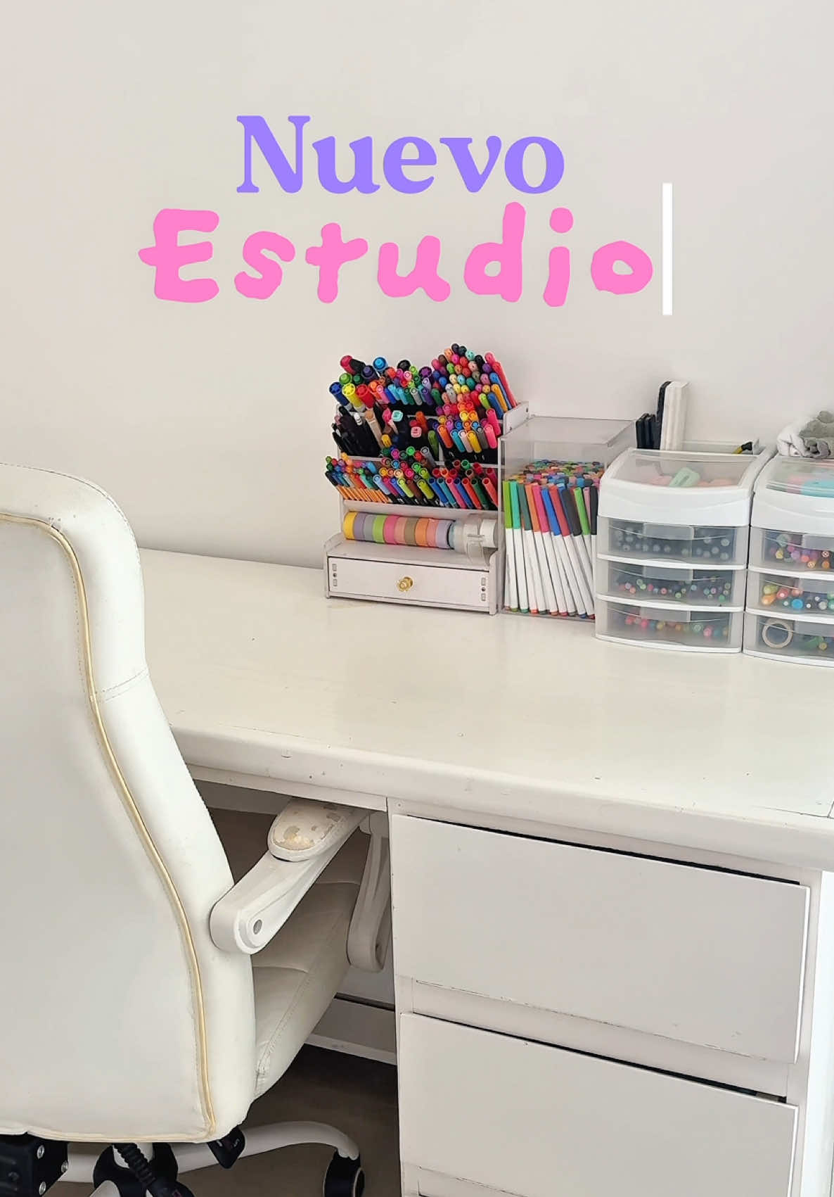 A post by @evelyn_rangeel on TikTok caption: Véanlo y me dicen si les gusta mi nuevo estudio🥳🎀 #remodelacion #muebles #escritorio #evevlog 