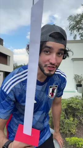 A post by @rickylemon99 on TikTok caption: asi corta la katana de papel mas filosa