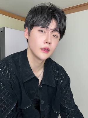 A post by @yun_tuyo on TikTok caption: shake it🕺 #yun 