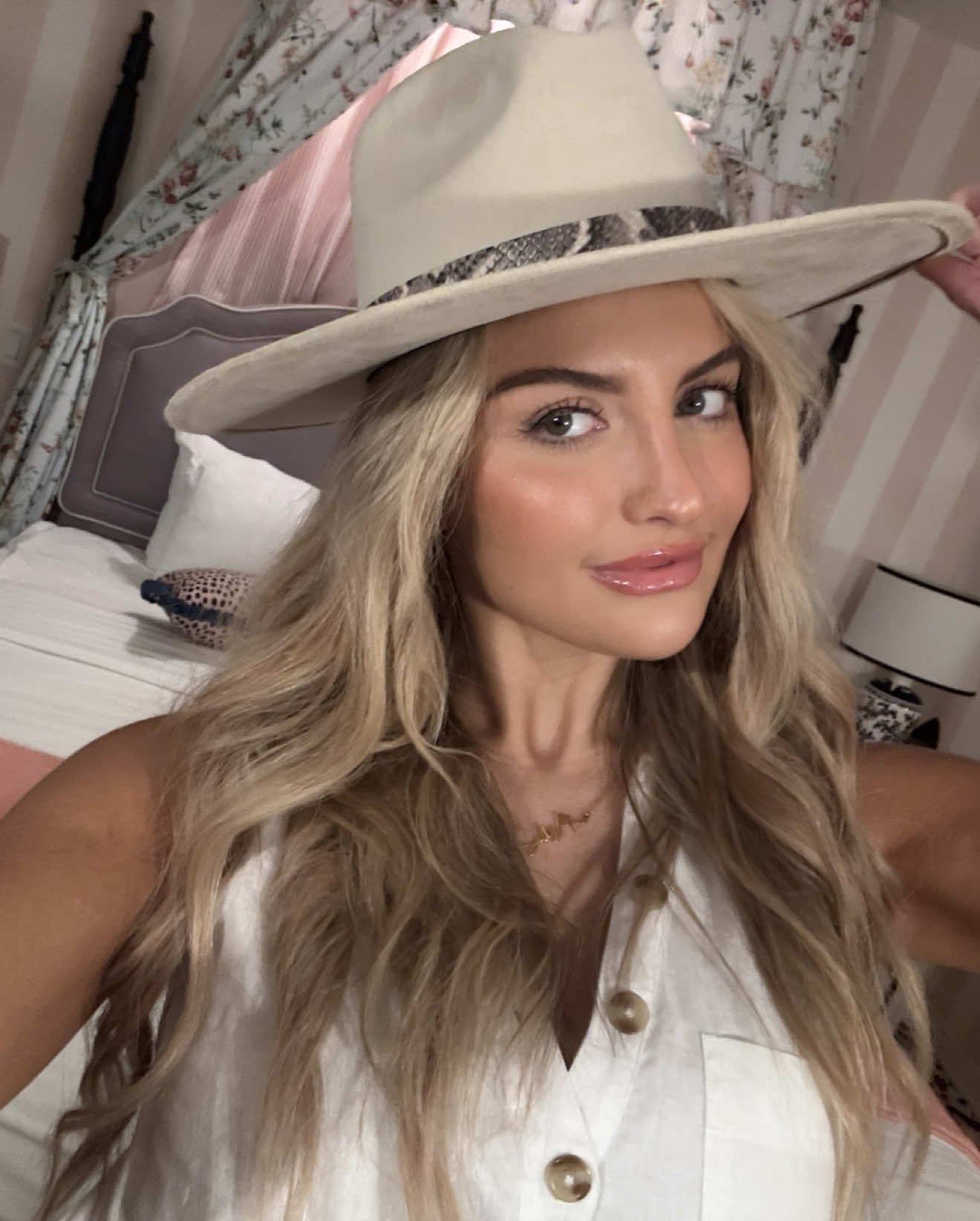 A post by @sallyyyyhakin on TikTok caption: Yeehaw🤠 #nashville #roadtrip 