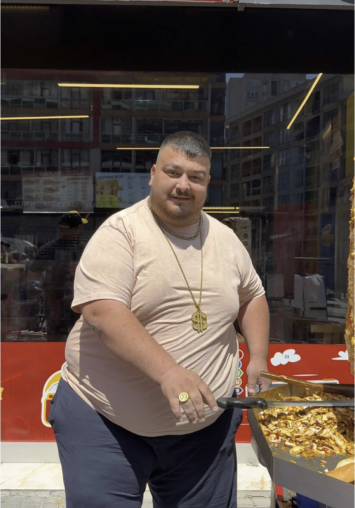 A post by @yasincengiz38 on TikTok caption: HEPİNİZ İÇİN KESİYORUM KESİYORUM KESTİM 😜😜😜  @Ütü Döner #işbirliği #esenyurt #ütüdöner #kesiyorumkesiyorumkestim #skibidichallenge #dansshow #yasincengiz #yasindance #göbekshow #bygöbekshow #dans #dance #almanyadakitürkler #göbeksallayanadam 