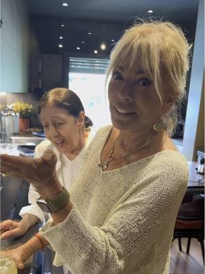 A post by @pekkansemiramis on TikTok caption: Kendi limonatamı kendim yaparım! 🍋💁‍♀️ 2 limon, biraz hurma suyu, bolca buz… Şeker yok, doğallık var! Serinlik garantili, lezzet olay! ✨ 📝 Not: Dilerseniz siz yarım limon ekleyebilir, biraz da taze nane ile ferahlığı katlayabilirsiniz! 🌿 Peki size bir soru: Limonataya hiç hurma suyu eklemeyi denediniz mi? #SemiramisPekkan #EvYapımıLimonata #YazSerinliği #ReelsTarif #DoğalLezzetler #HurmaSuyu #KendinYap
