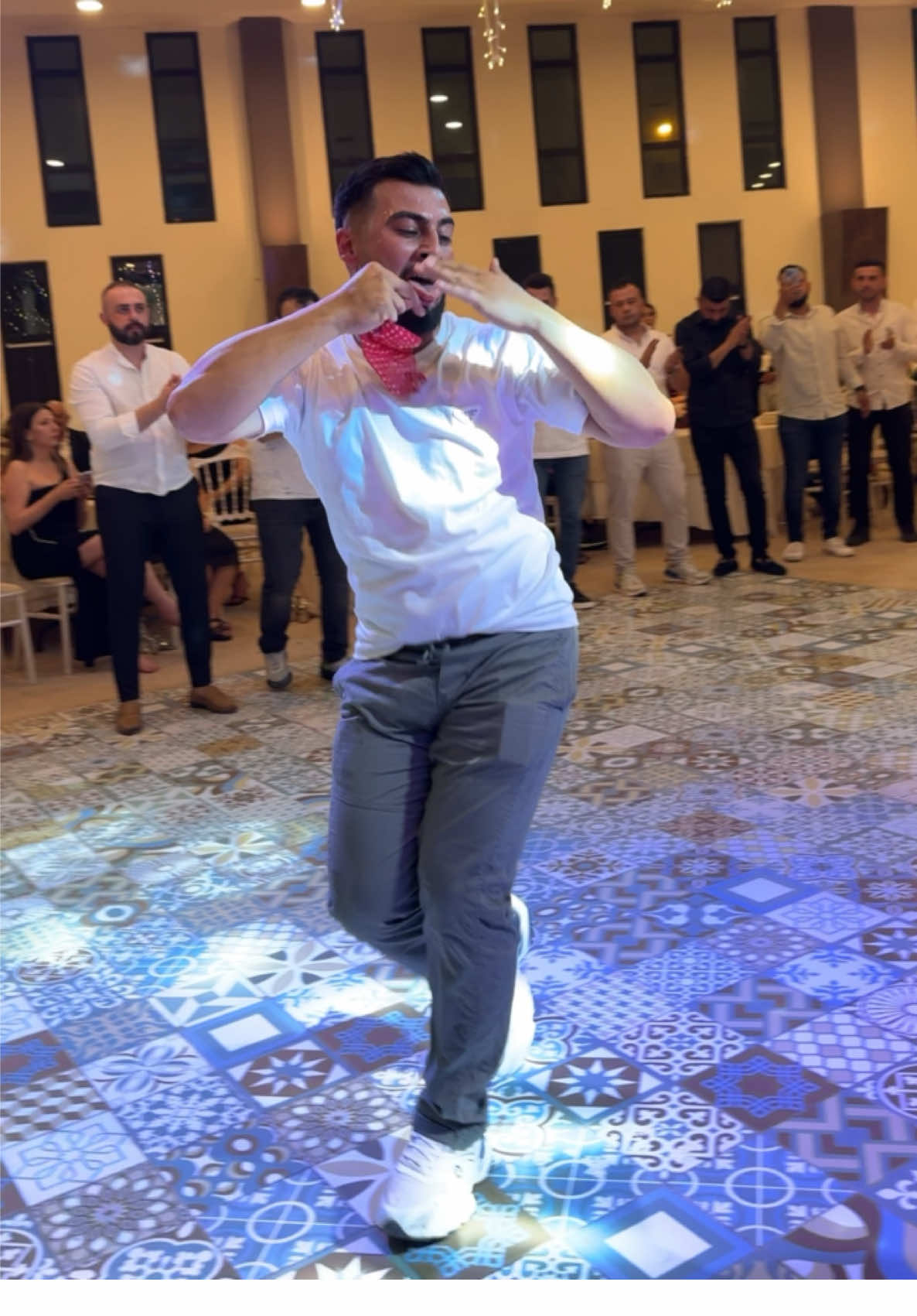 A post by @enescinpolat on TikTok caption: AYKLAR KARIŞTI AYAKLAR #enescinpolat #geliyor 