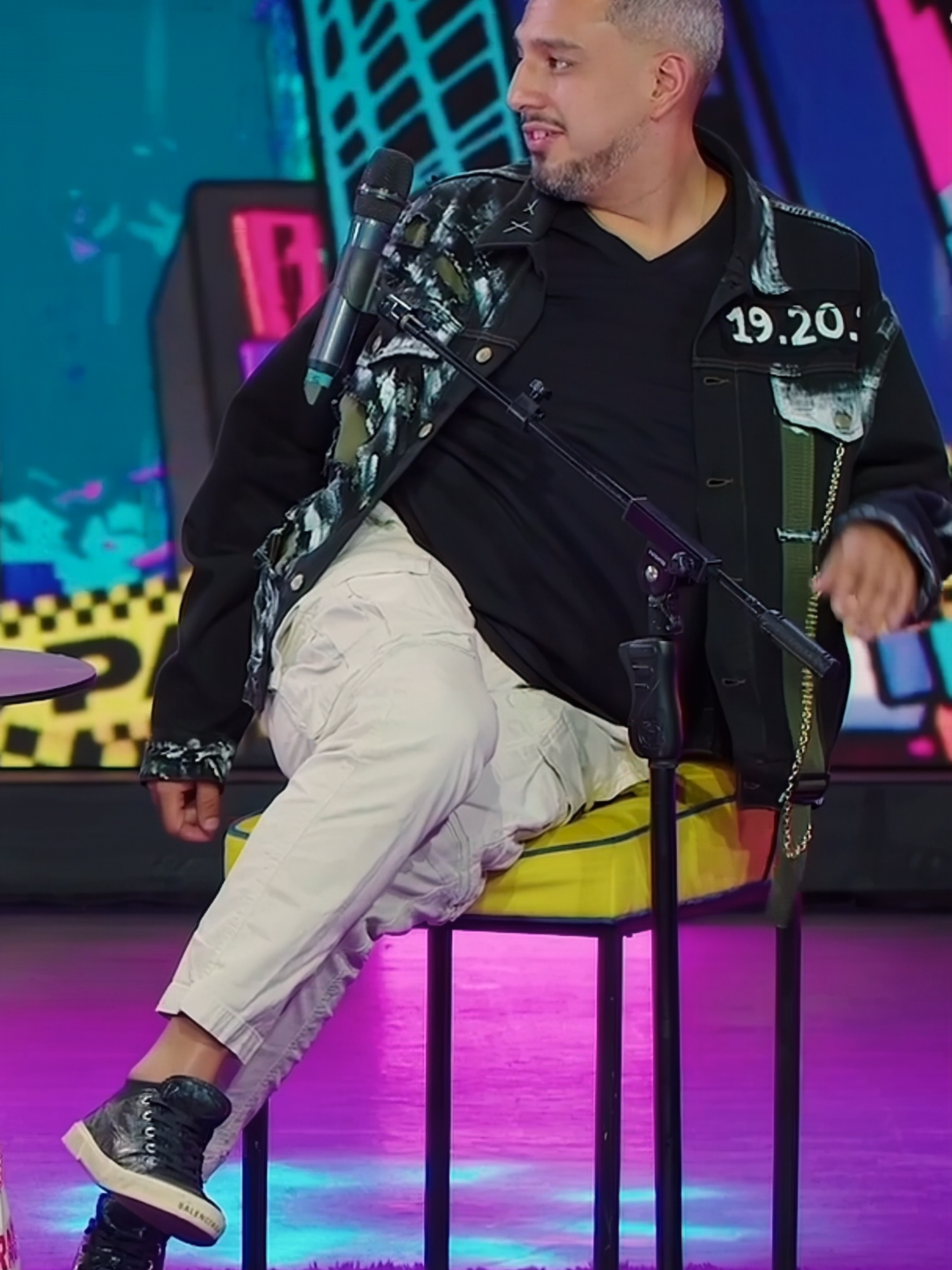 A post by @hablandohuevadas.pe on TikTok caption: Ricardo Mendoza con su seguridad en el auto #hablandohuevadas #humor
