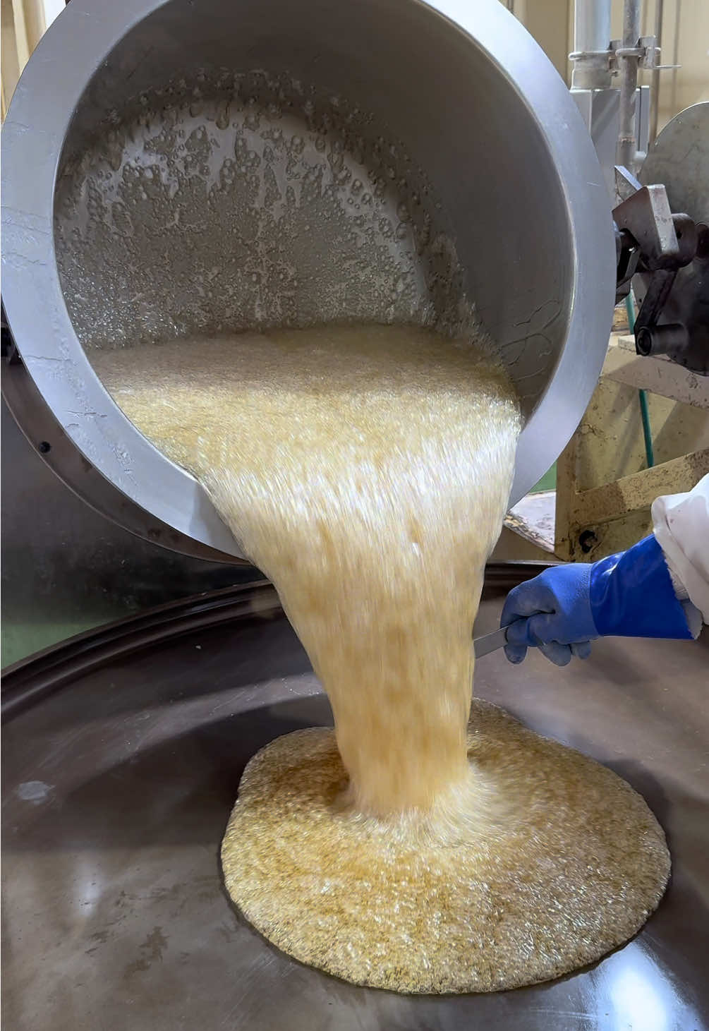A post by @joker_gourmet on TikTok caption: 60年以上培ってきた手作り製法による伝統的な日本の飴作り🍬 【甘信堂製菓】 ◎飴各種 200-300円程度 「出来るかぎり素材を生かしながら、ひとつひとつ丁寧に職人の手をかけて作る。」をモットーに静岡の藤枝で60年以上飴作りを続ける老舗の飴工房！ 長年培ってきた手造り製法で職人さんが作る歴史ある日本の飴作りは本当にダイナミックで1日の製造量はなんと800kgにも及ぶそう！ 創業以来守り続けられる昔ながらの飴は最高に美味しいから是非食べてみてほしい！ #東京グルメ #東京ランチ #japanesefood #tiktokfood 