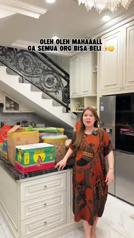 A post by @melvinahusyanti96 on TikTok caption: Oleh2 dari orang tua itu ga mahal, tapi ga bisa di beli dengan uang🥹 Karna di bawain pake cintaaaaaa🤎