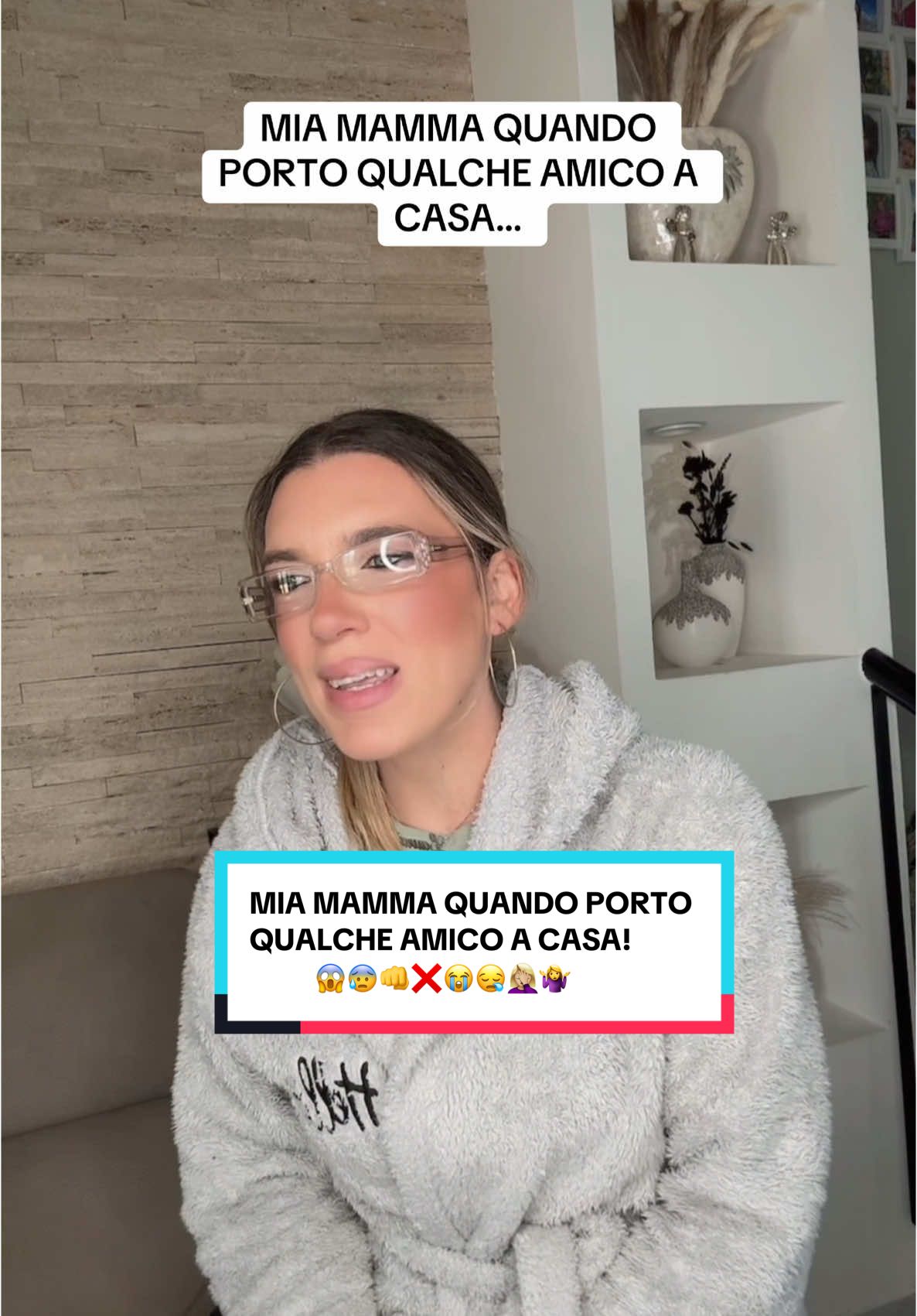 A post by @lauradimaso2 on TikTok caption: Anche tua mamma come la mia? 😅 #mamma #mammaefiglio #dinotte#portareunamicoacasa#miamammaèpazza #miamammanonvuole #miamammaèdifferente #comedy#commedia#ironia#comica#comicità #sifaperscherzare #sifaperridere #parati#fypツ #xcyzba #videocomici#videodivertenti 