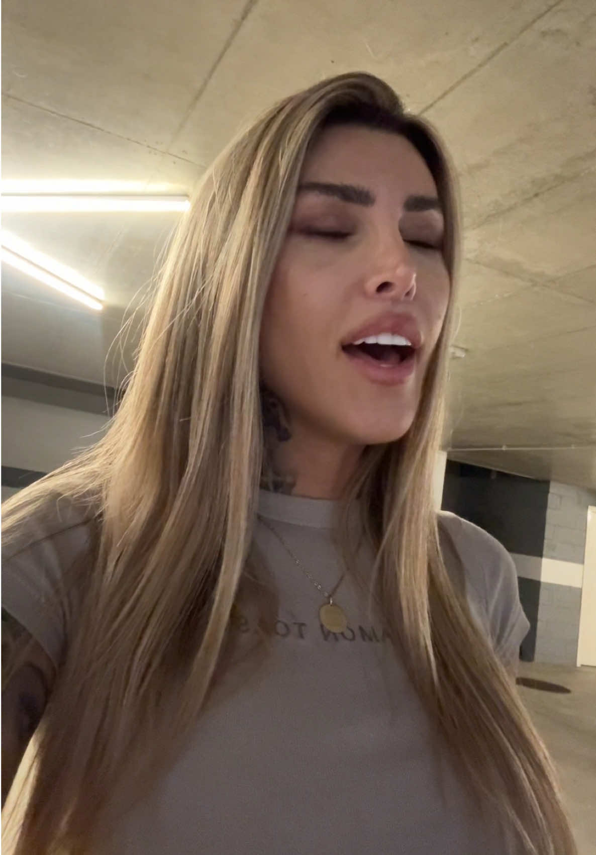 A post by @yourtamitsunami on TikTok caption: La conosci? 🎵 #tamitsunami #covers #acapella #ettajames #song #soul #soulmusic 