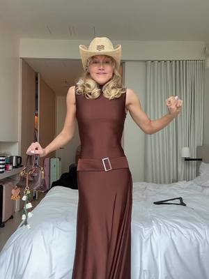 A post by @maluborgesm on TikTok caption: Cowgirl 🤠 em NYC