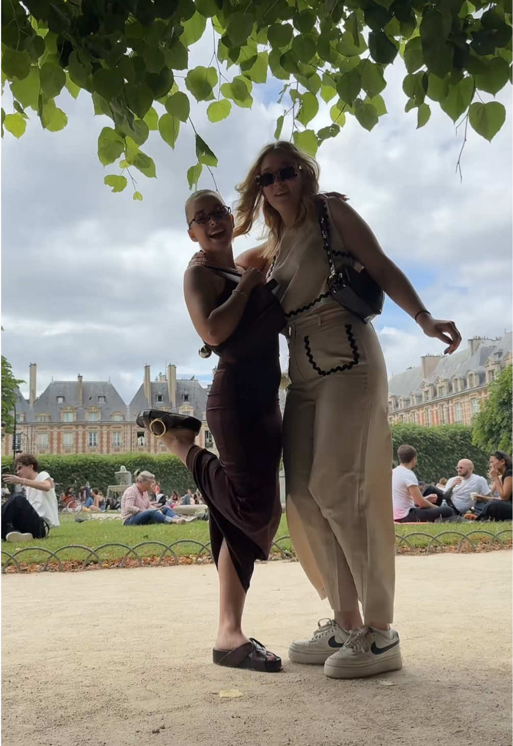 A post by @skibanoemi on TikTok caption: @Eszter Herkely ❤️ #paris 