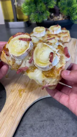 A post by @malcomsfood2 on TikTok caption: Toast chèvre miel 🍯 🐐 #chevremiel #toast #miel #honey #cheese #goatcheese #sandwich #fastfoodlife #recette #recettefacile #recettesimple #recetteetudiant #easyrecipe #ideerecette 