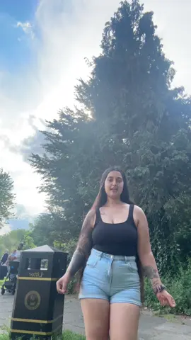 A post by @mihaelaoana13 on TikTok caption: #fyp 